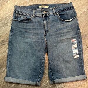 Levi Bermuda shorts - size 6, w28